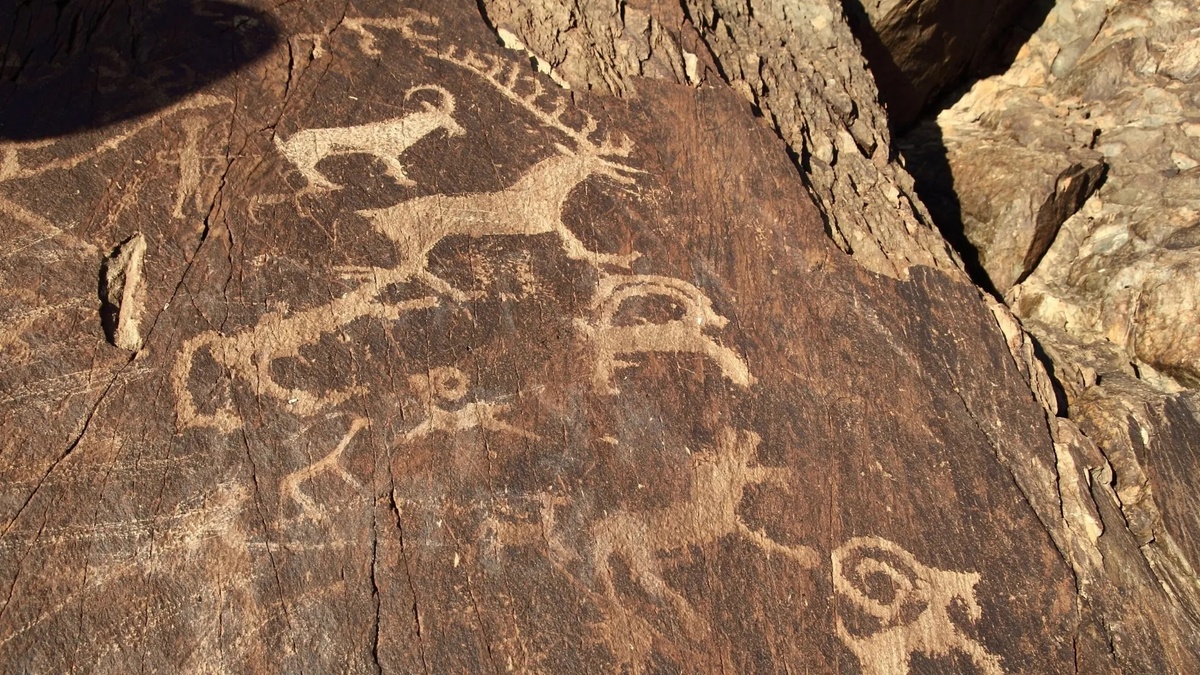 Петроглифы Бичикту-Бом. Фото из сети Интернет.