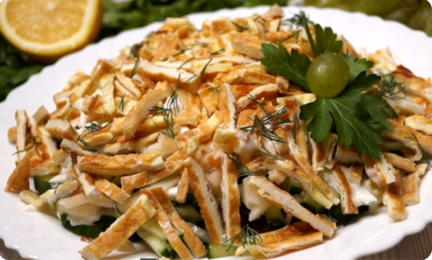 Салат "Идиллия": Муж сказал, не салат, а бомба, а я только заменила картофель на яблоко, получилось сочно, нежно, и продуктов минимум...