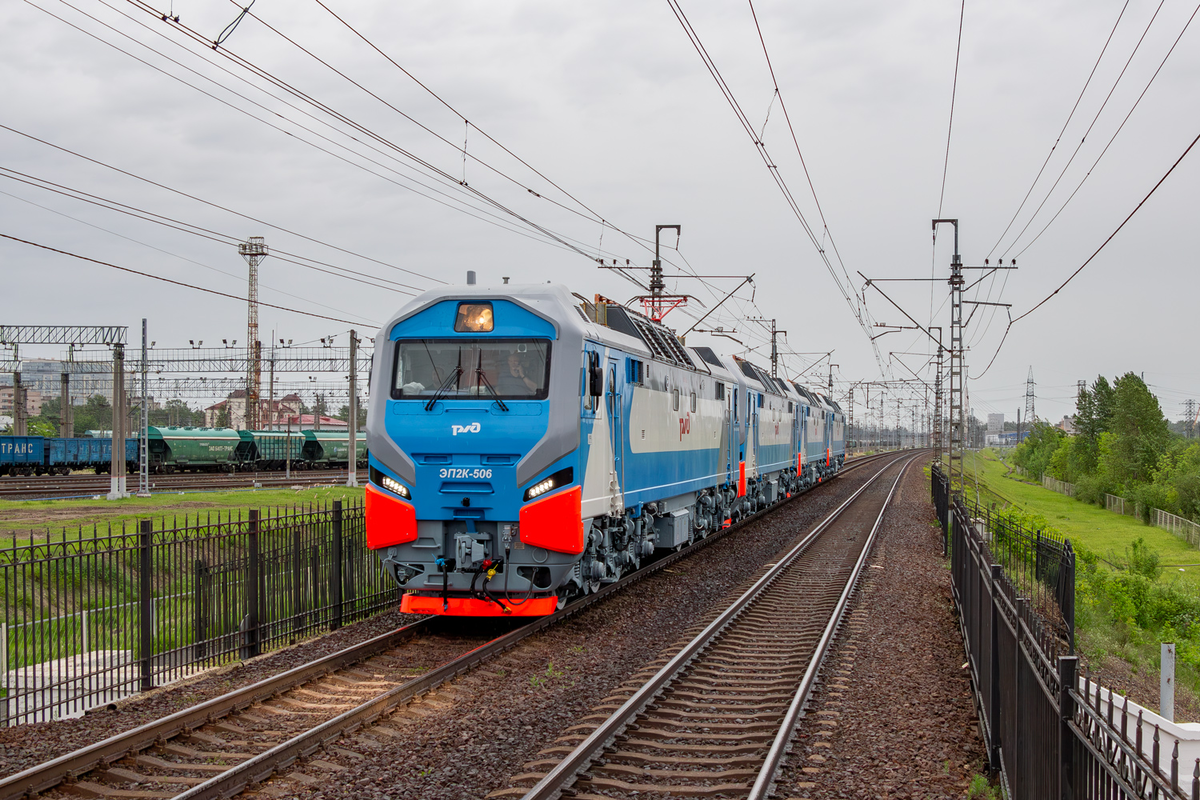 Электровозы ЭП2К 2025 года постройки, источник https://railgallery.ru/photo/283942, автор фото Messi999 