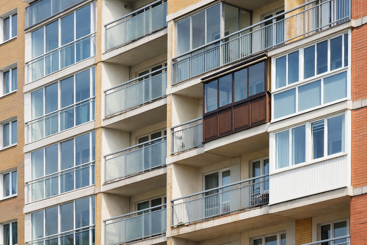 Единый фасад и самовольное остекление: пример того, как разные решения на балконах меняют общий вид дома
