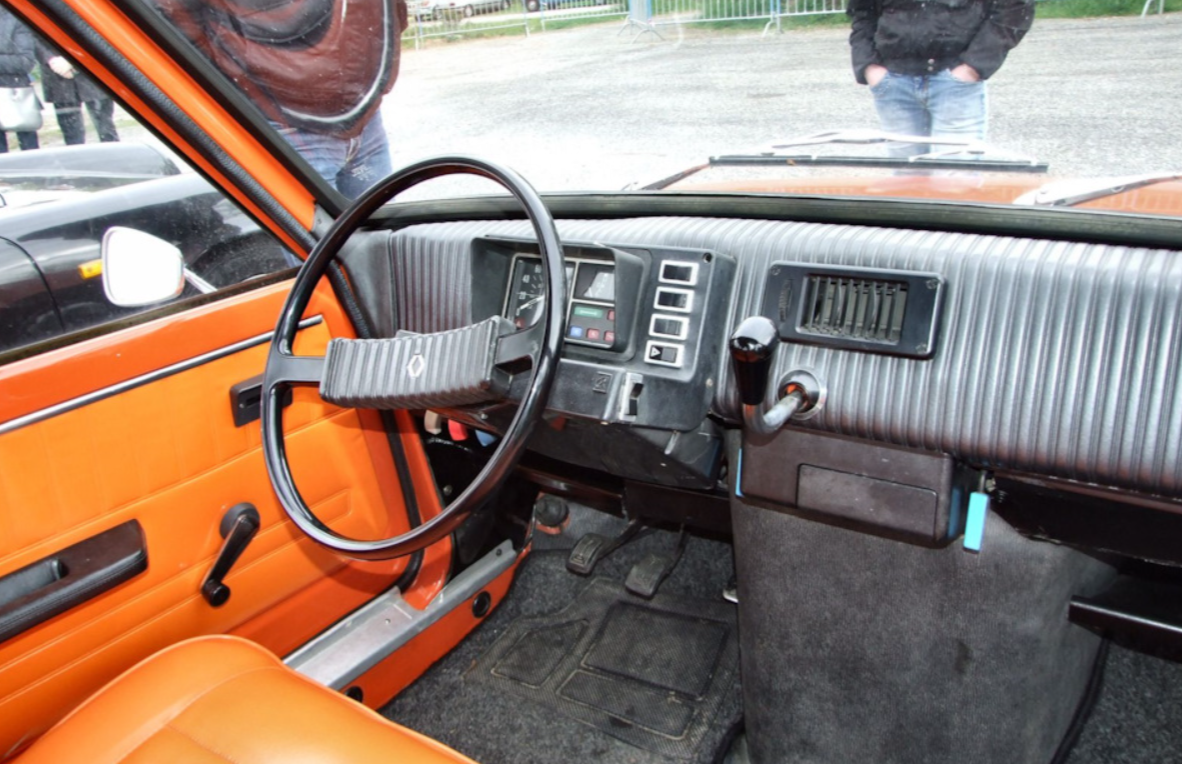 Салон Renault 5