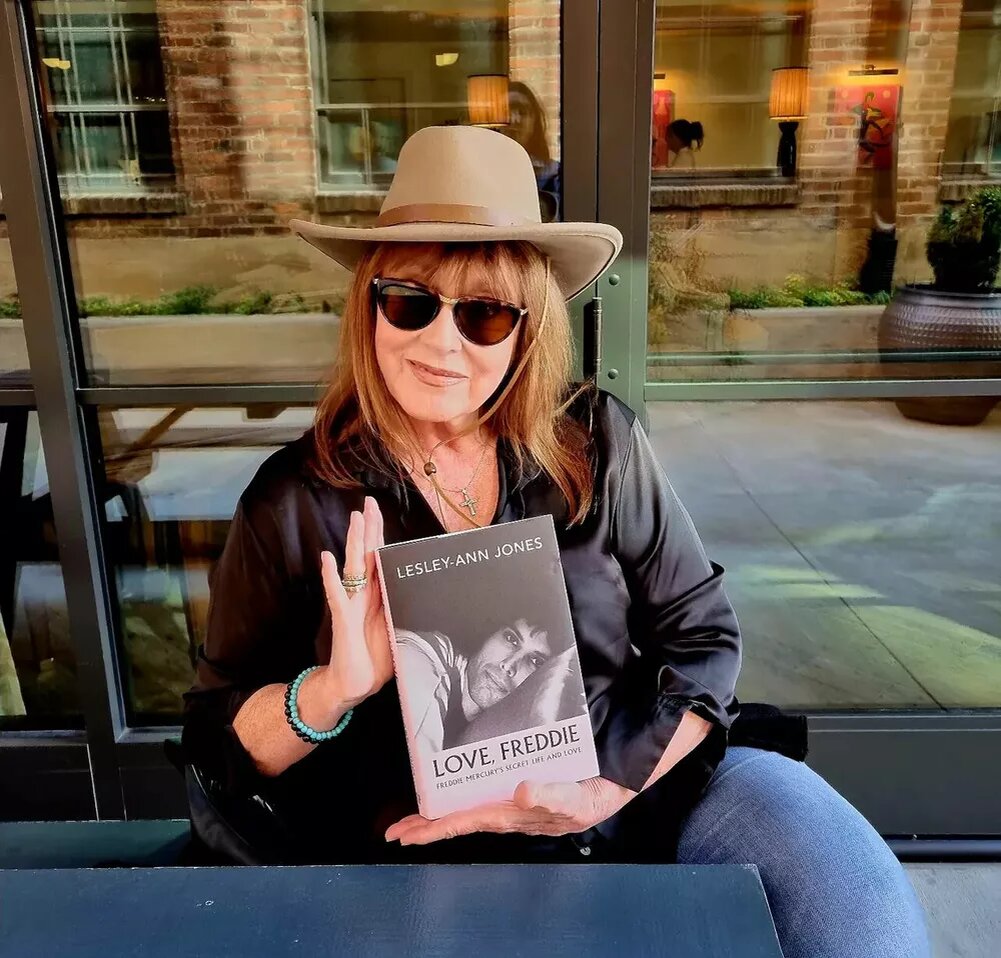 Лесли-Энн Джонс с книгой о Фредди📷
