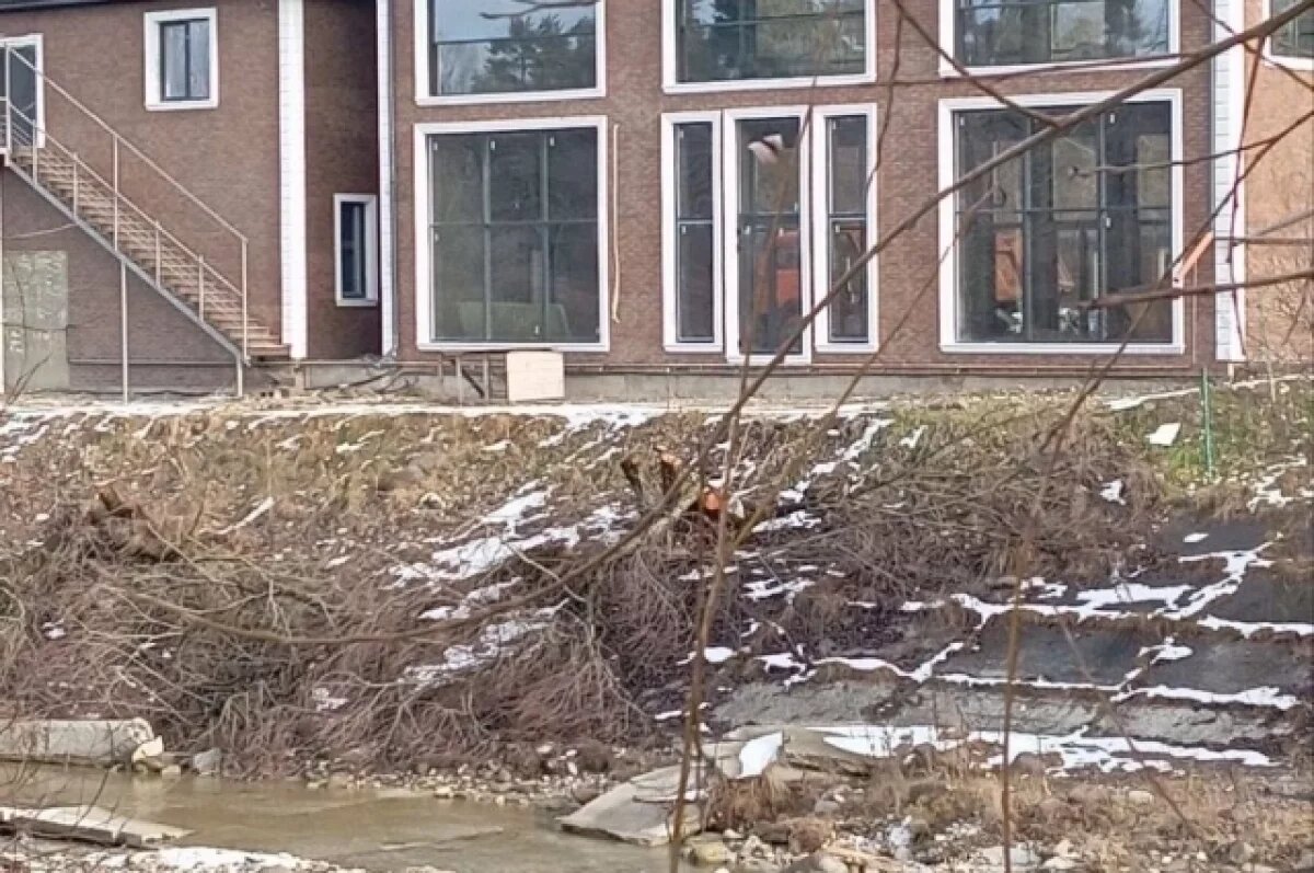    В КБР по жалобам жителей проверяют закрывшую доступ к реке стройку