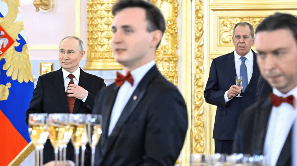 Владимир Путин пил шампанское уже без журналистов.📷Фото: Дмитрий Азаров / Коммерсантъ