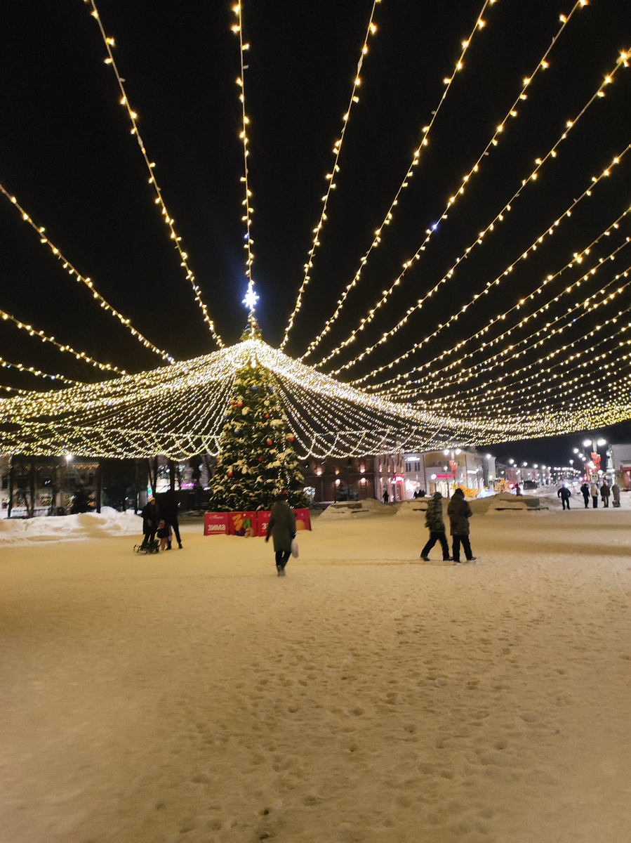 Фото в центре Егорьевска, ёлка на месте Собора, который был разрушен после 2017 года.