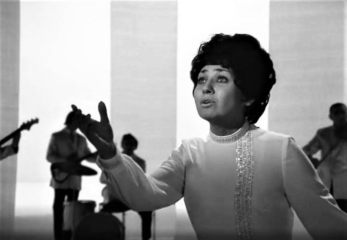 Фото с ресурса: fotostrana.ru. Аида Ведищева - советская и американская певица, наиболее известная как исполнительница популярных песен из кинофильмов («Песенка о медведях», «Помоги мне», «Лесной олень») и мультфильмов («Колыбельная медведицы», «Чунга-Чанга»), а также первая исполнительница песни «Товарищ».