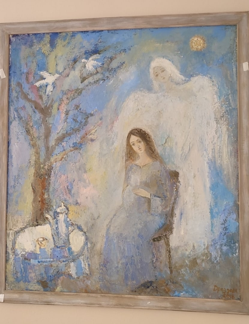 В трапезной Дома висит картина "Ангел за плечами". Художник Алена Дроздова написала ее специально для нас.