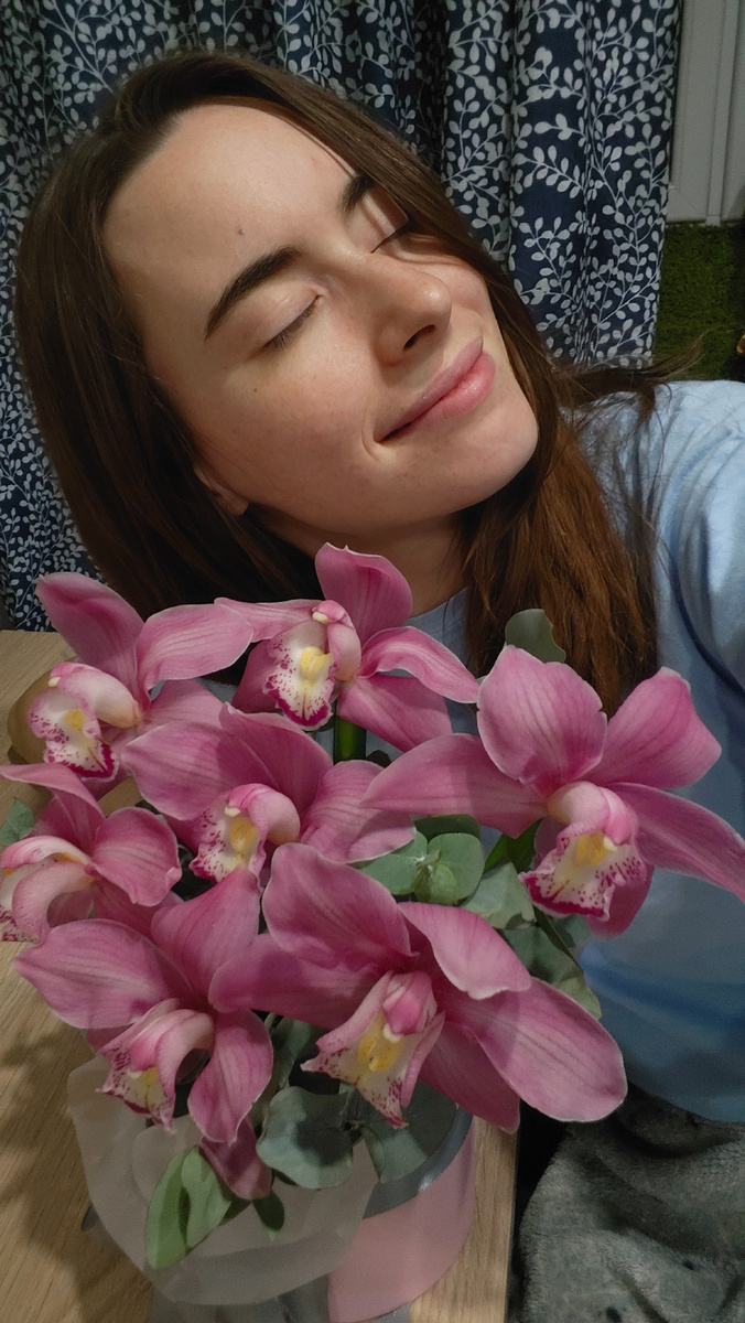 Автор с цветами от того, кто не любил бы меня, будь я улиткой