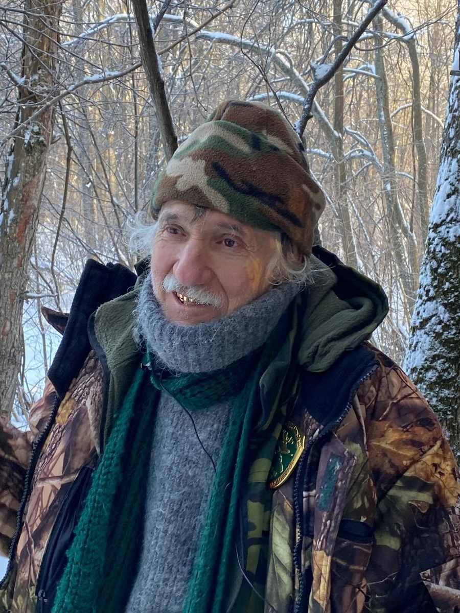 Середина января. Понятно, темнеет рано. Вообще известно, если не хочешь по темну оставить глаза на кустах-корягах, из леса в наших краях надо бежать без оглядки часов в пять вечера. А тут что-то подзадержался.