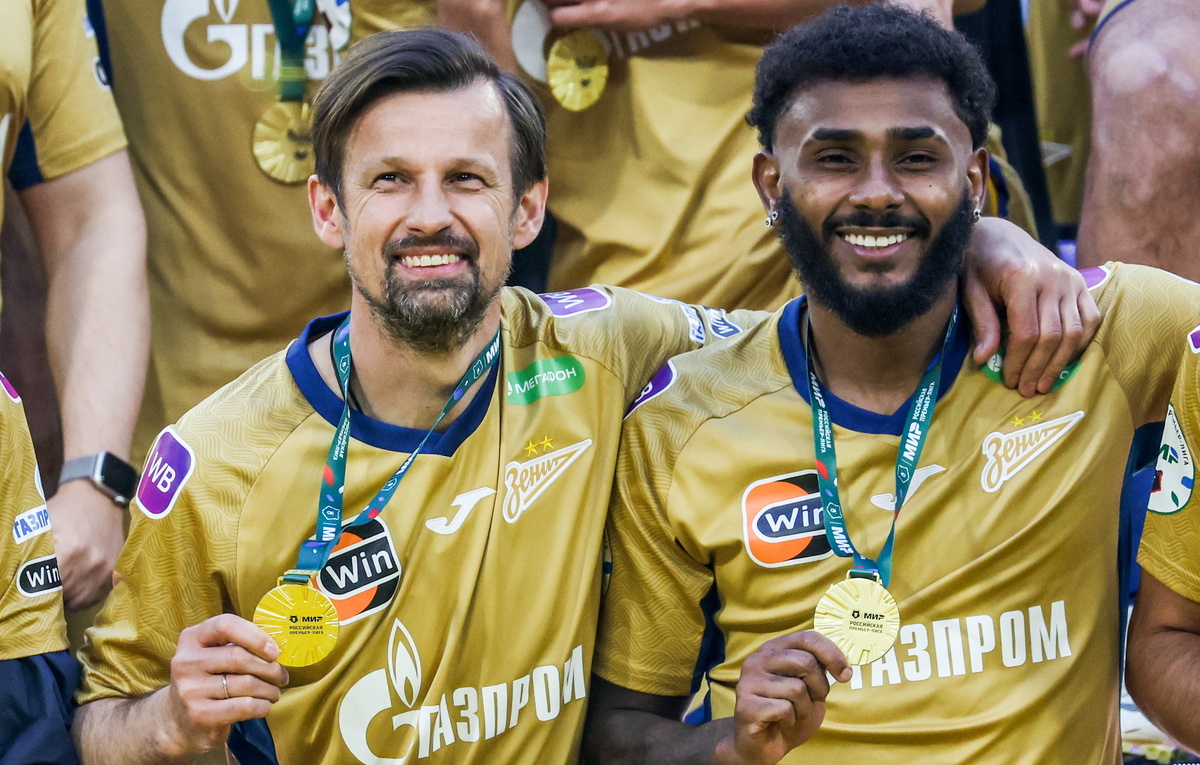    Главный тренер "Зенита" Сергей Семак и полузащитник "Зенита" Вендел  Петр Ковалев/ТАСС