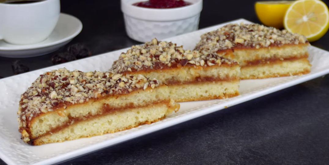 Вы УДИВИТЕСЬ, но я пеку его сразу с начинкой! Еще один быстрый пирог Вам в копилочку...