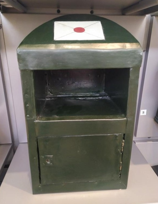 Антивандальный почтовый ящик образца 1848 года. фото с сайта petersburglike.ru