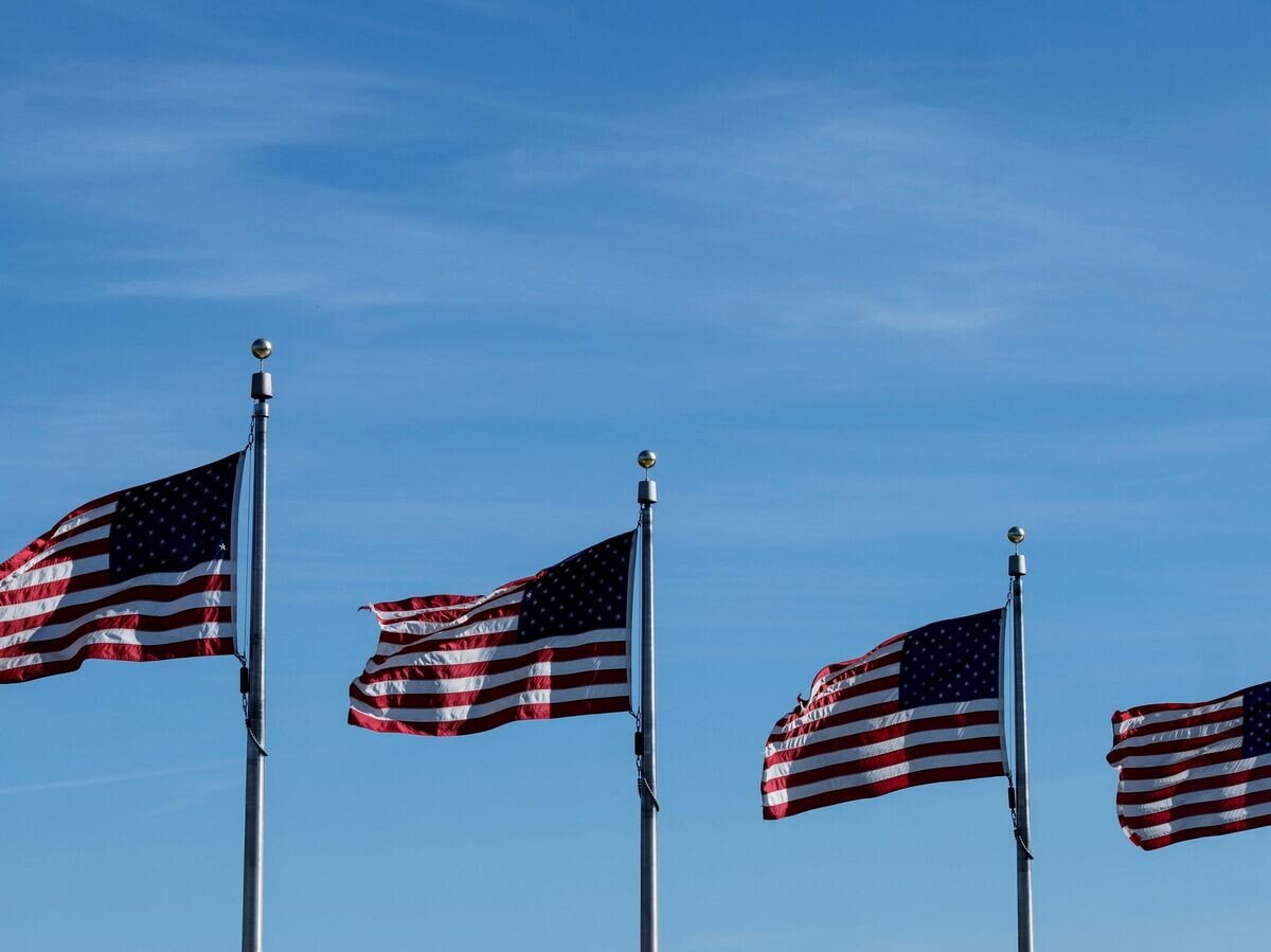    Флаги США неподалеку от здания Капитолия в Вашингтоне© РИА Новости . Стрингер