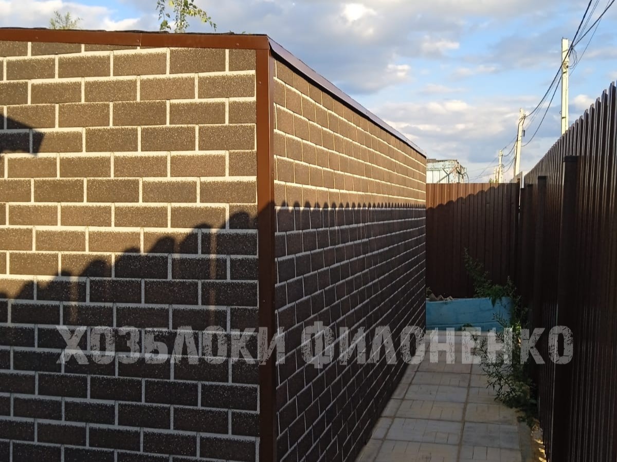 Хозблок из гибкой черепицы, мягкая черепица на крыше тоже оканчивается стальным капельником.