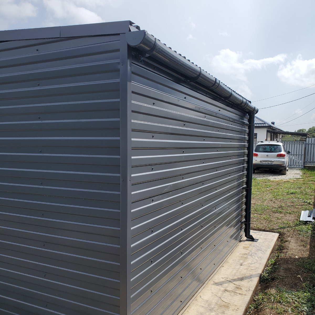 Хозблок с водосточной системой и сливом в дождеприемник.