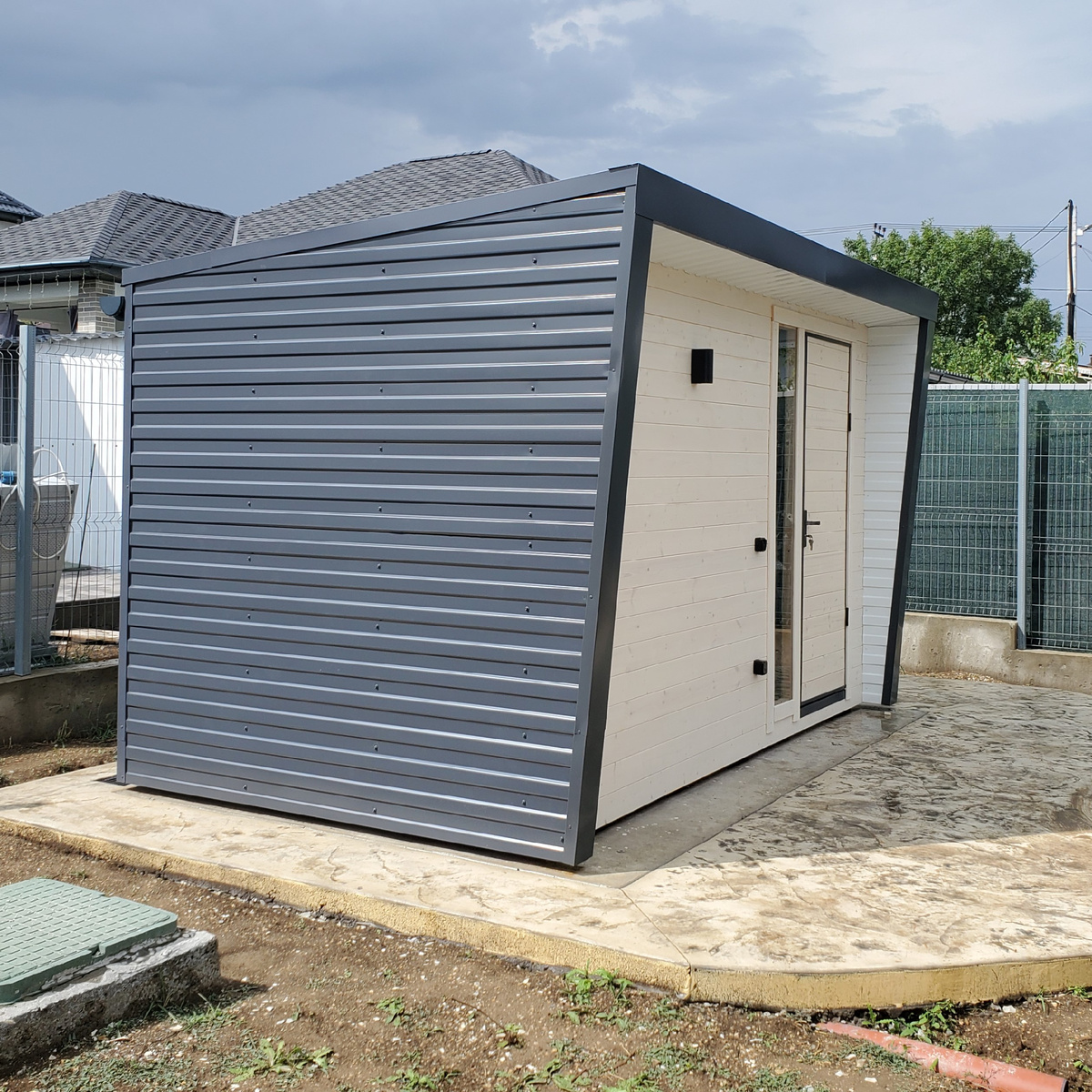 Хозблок с водосточной системой и сливом в дождеприемник.