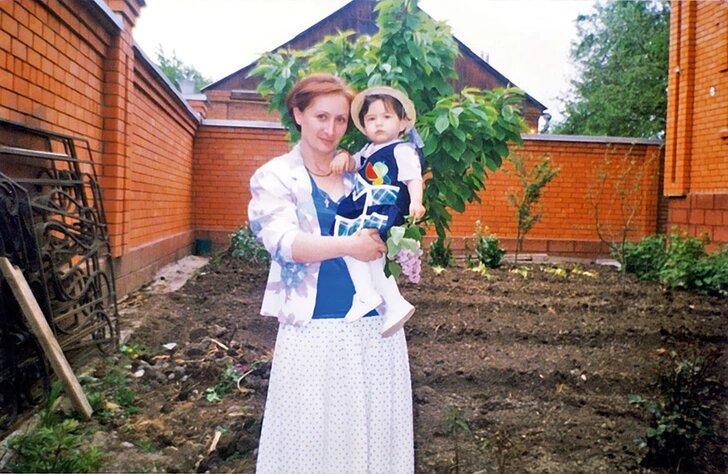    Светлана Гагиева, супруга Виталия Калоева, с детьми.
