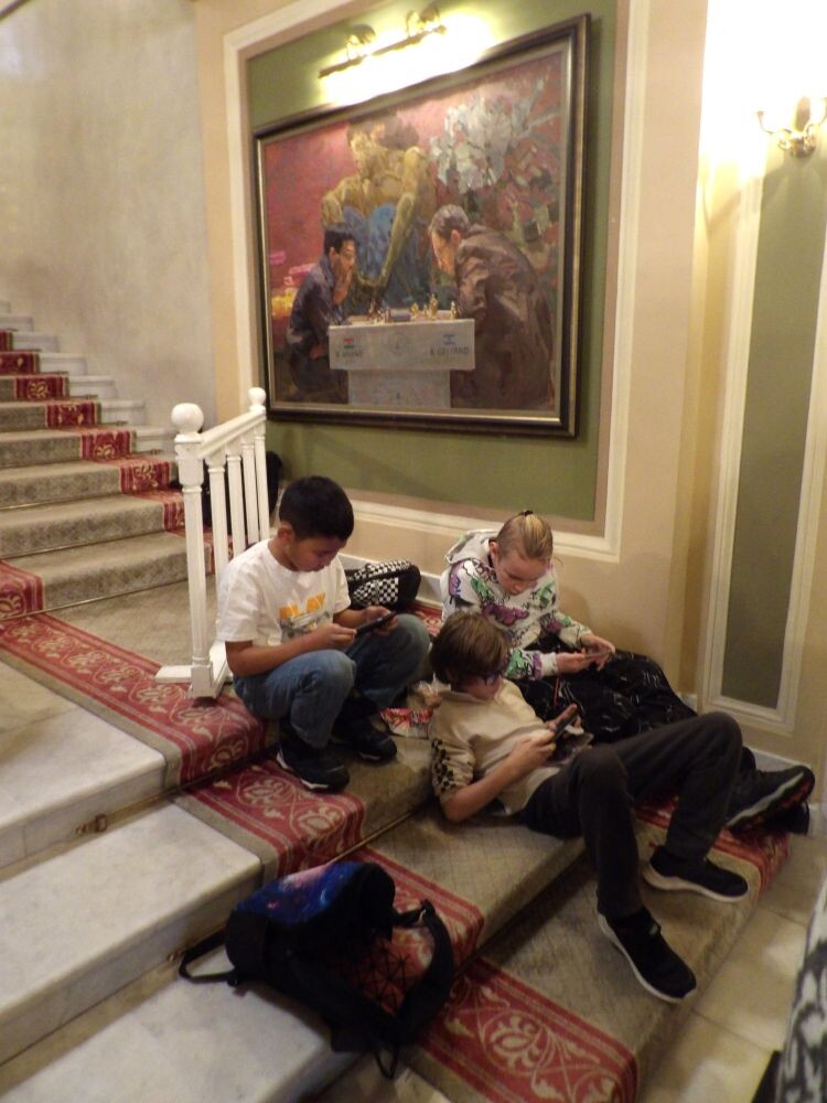 Обратите внимание на картину над ними.