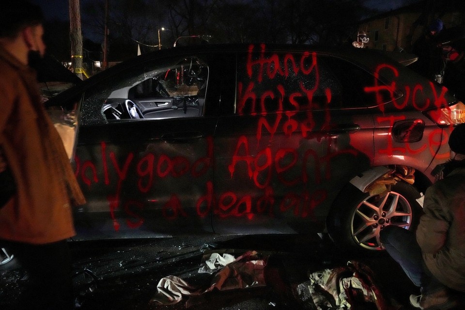    Белый дом назвал тампоном главу Миннесоты за призыв фиксировать нарушения ICE REUTERS