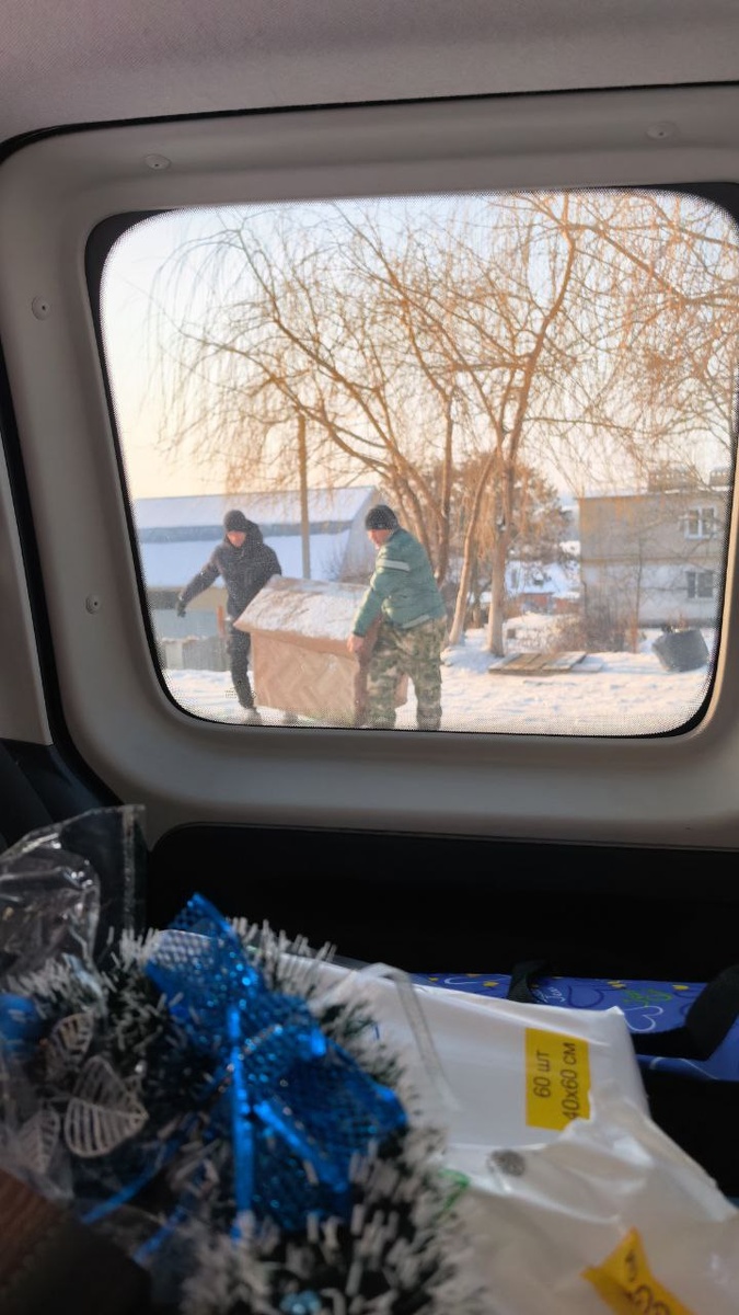 Конечно же спасибо тем, кто помогает нам физически. В одиночку будку и вовсе не поднять. Фото из архива автора