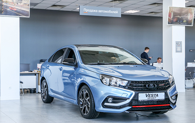 Почему машины в России стали недоступной роскошью - и кто за это заплатил?