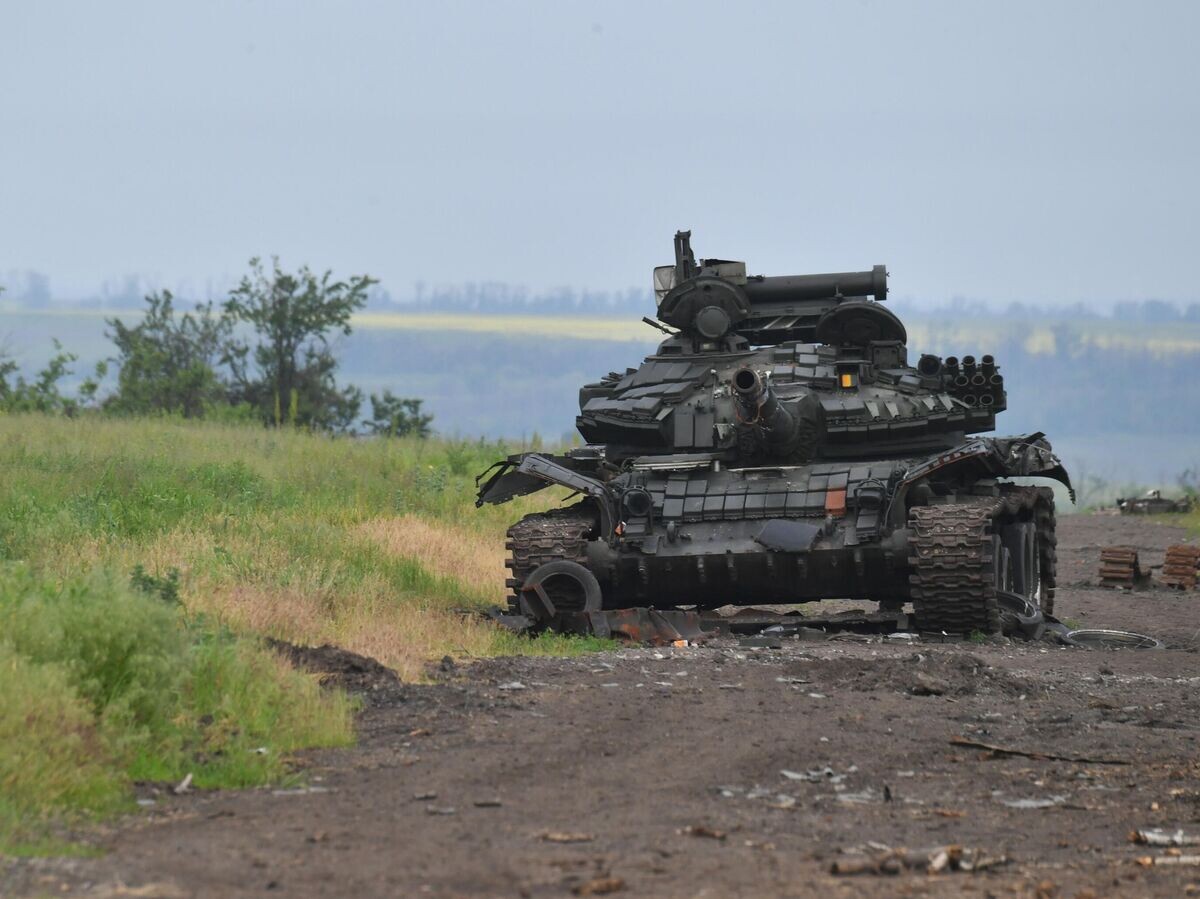    Уничтоженный танк ВСУ в селе у линии соприкосновения на Артемовском направлении© РИА Новости