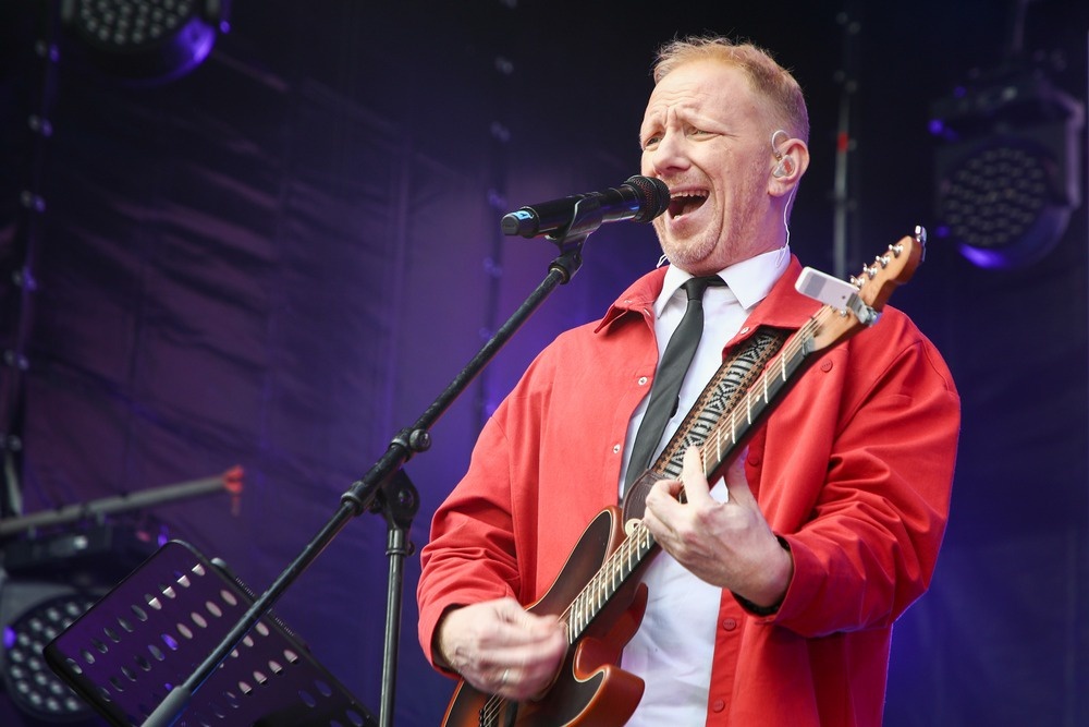    Константин Бурдаев возвращает "Братьям Грим" былую популярность. / Алена Бжахова/ТАСС