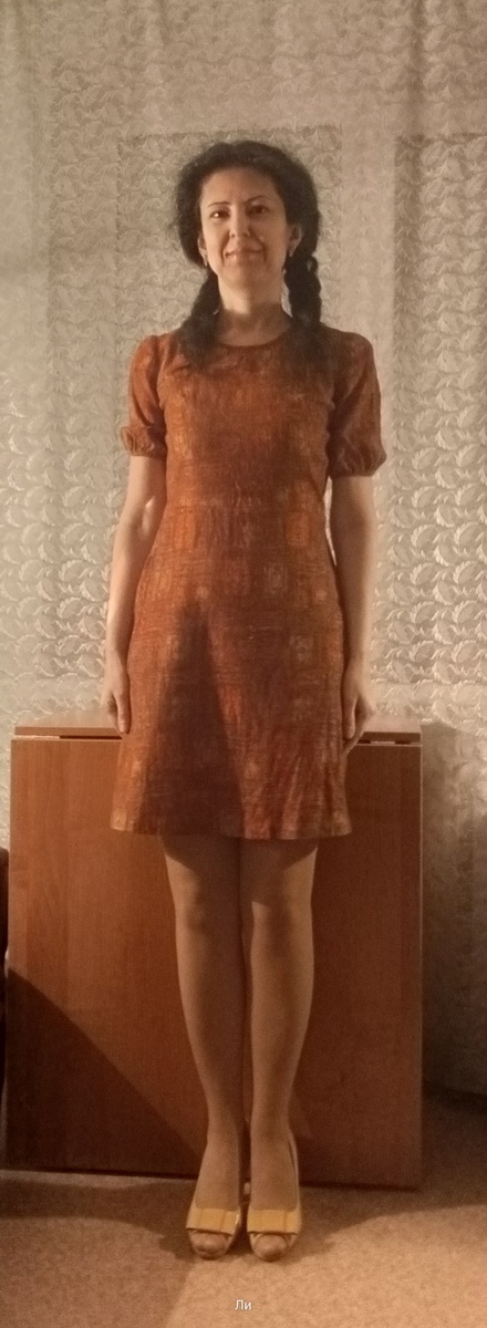 Это платье мама шила на заказ в ателье перед своей свадьбой. Замуж она выходила один раз в 1979 году. Меня в проекте ещё не было. Платье старше меня!
