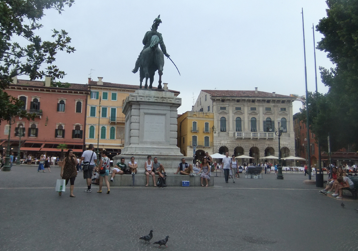 Площадь Данте или площадь Синьори. Центральная площадь Вероны