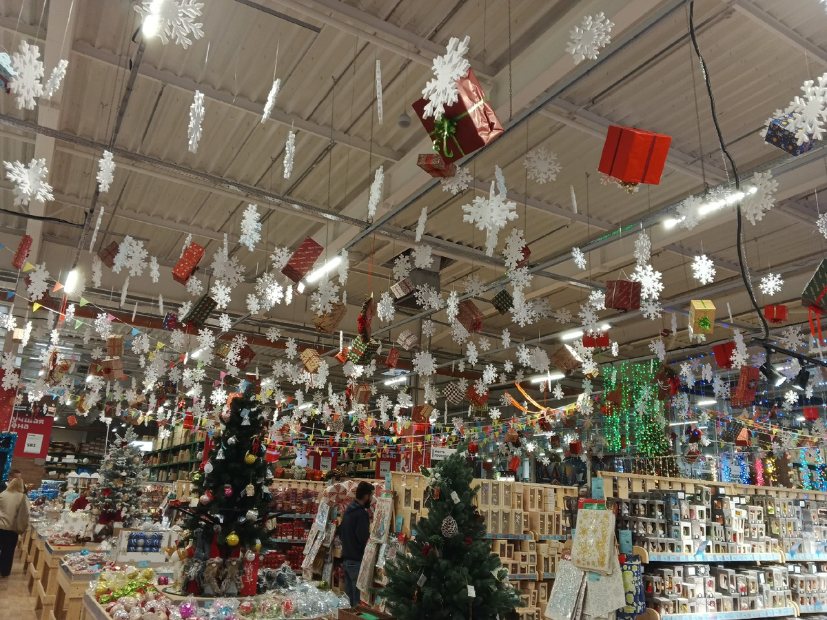 Снежинки и подарки. Фото Галины Малышевой.