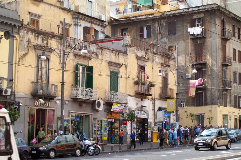 Не туристические улицы Неаполя. Открытые источники.