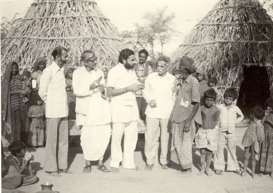 Как активист БДП Моди заботится о благе людей в отдаленных деревнях. (Фото News18 Telugu)