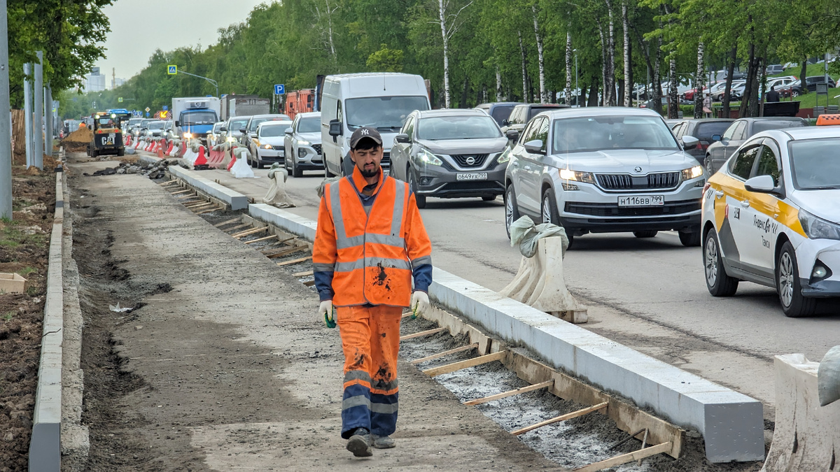 Лето - Нагатинская набережная. Вместо автодороги делают велодорожку
