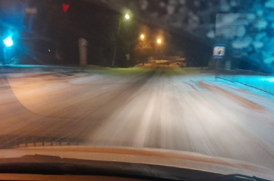    Дороги очищают от снега и наледи. Фото: ТГ/Бондаренко