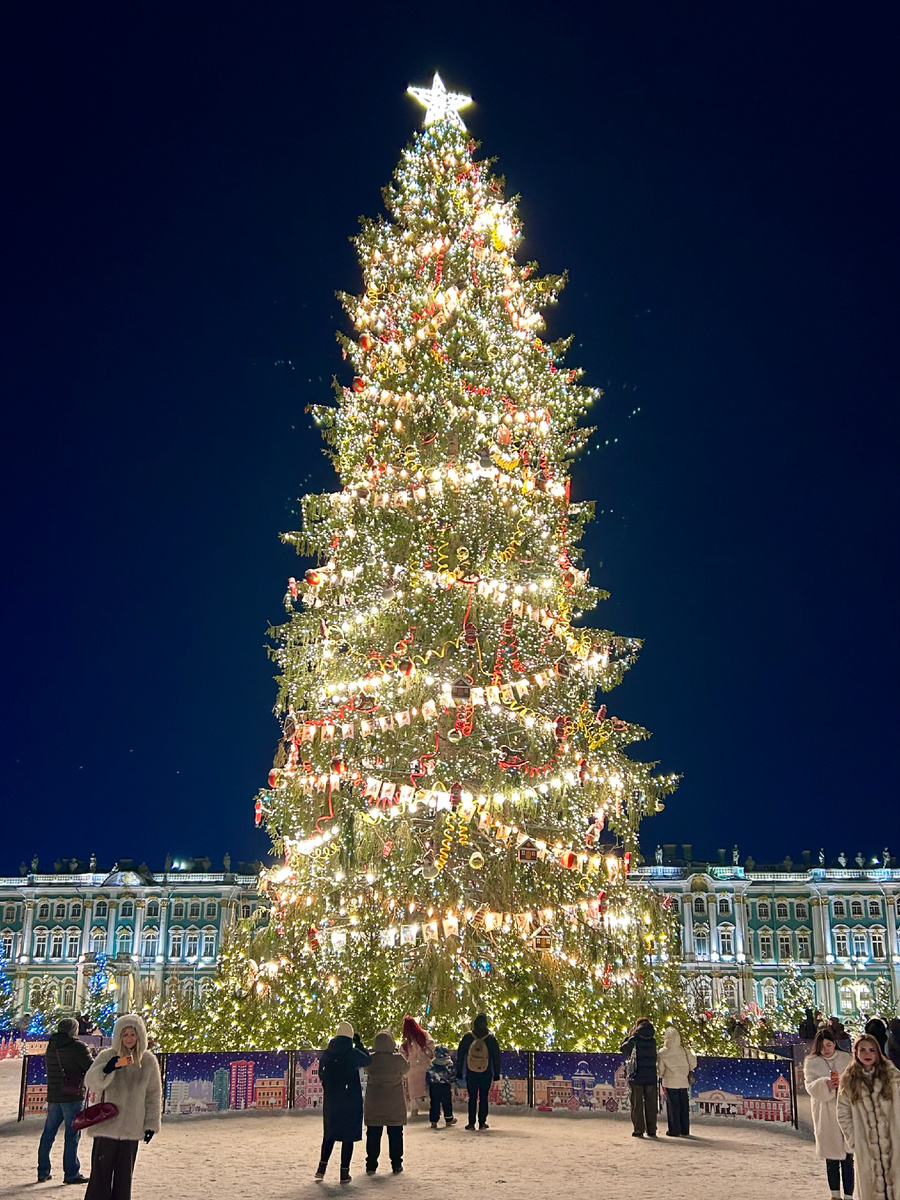 Ёлка на Дворцовой площади Санкт-Петербурга. 