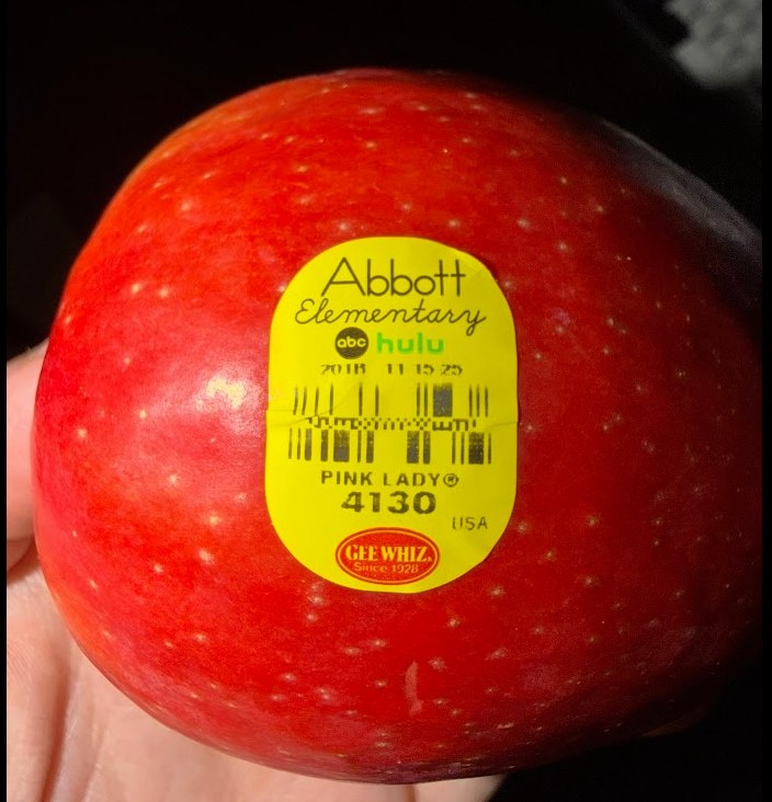 Источник: TheBurnerKernal777 / reddit.com/r/mildyinteresting/comments/1qbziau/my_apple_has_an_ad 