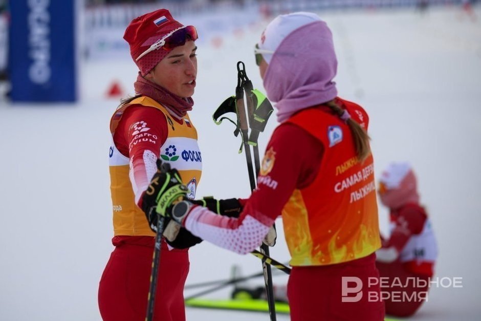    Интересно о чем общаются Вероника Степанова (слева) и самая дерзкая лыжница. Артем Дергунов / realnoevremya.ru