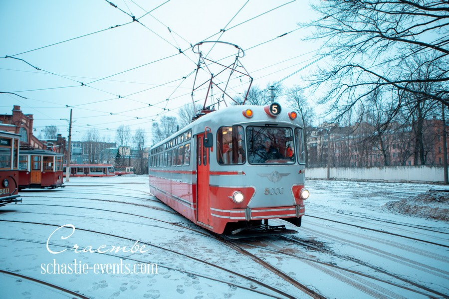 Путешествие в ретро-трамвае воплощенное в идее для подарка девушке на 14 февраля.