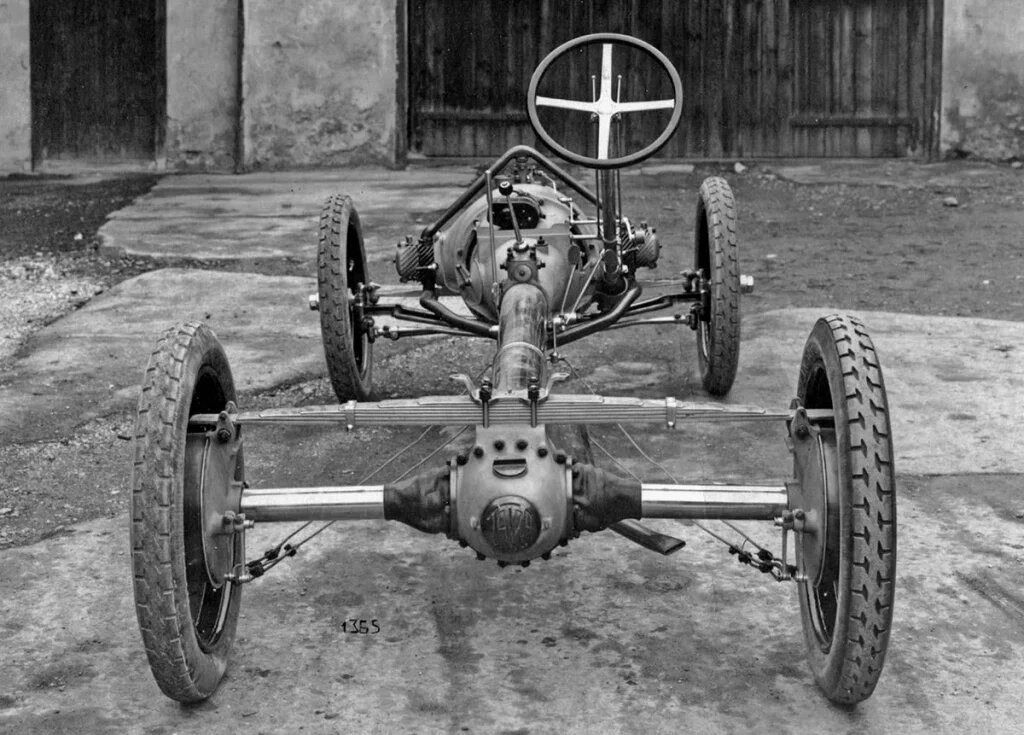 У Tatra-11 была хребтовая рама и уникальная независимая подвеска задних ведущих колес без шарниров на валах-полуосях.