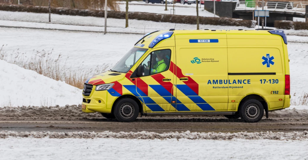 Нидерланды завалило снегом. Агрессивные подростки закидывают прохожих снежками (и совсем не по-доброму)