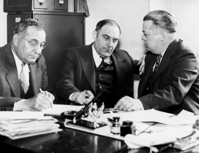 Герой нашей статьи сидит в середине.