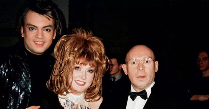 "Она сделала свой выбор.… в сторону какой-то обиды, может быть, на мою страну. Она обозвала меня рабом, холопом. Да, я был ее рабом... У меня и фотокарточка есть - в Кремле я с ней фотографировался", – признался Сухоруков в интервью КП. 