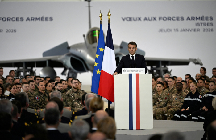    Эммануэль Макрон выступает перед французскими военнослужащими на авиабазе Истр.Reuters