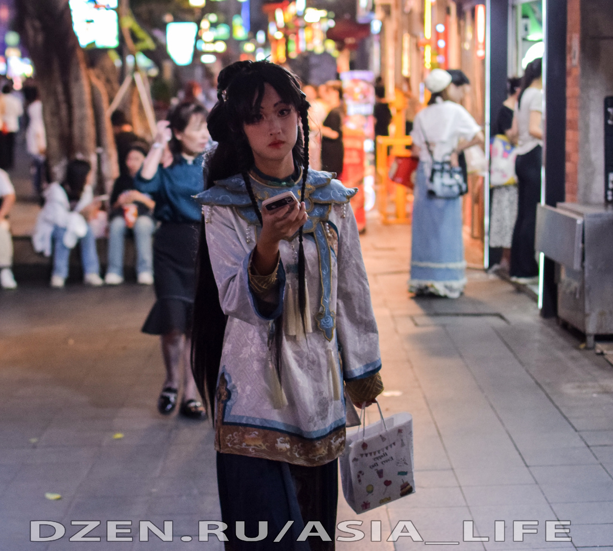Китаянка в традиционном наряде. Китай 2026 