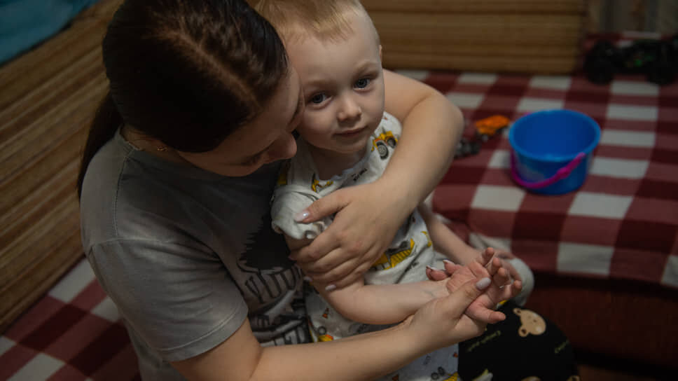 Больше года занятий понадобилось, чтобы рука Лени развернулась в правильное положение и стала подниматься до уровня груди.📷Фото: Надежда Храмова / Коммерсантъ