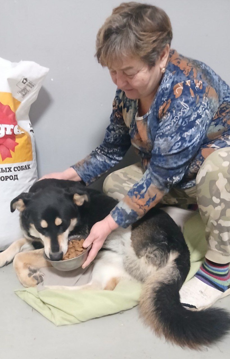 Пёсик Бублик с сотрудницей Теремка