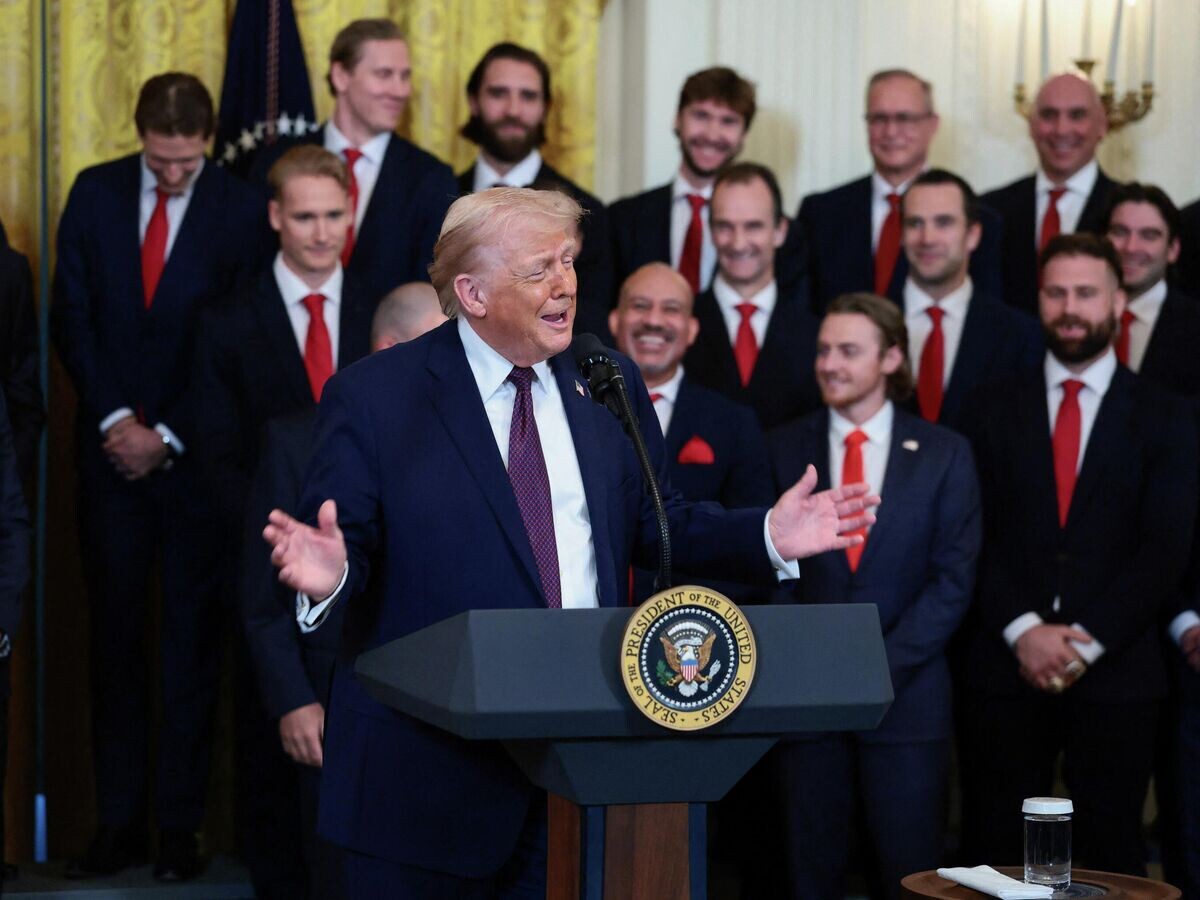    Хоккеисты "Флориды Пантерз" Сергей Бобровский и Дмитрий Куликов на приеме у Дональда Трампа в Белом доме | © REUTERS / Evelyn Hockstein