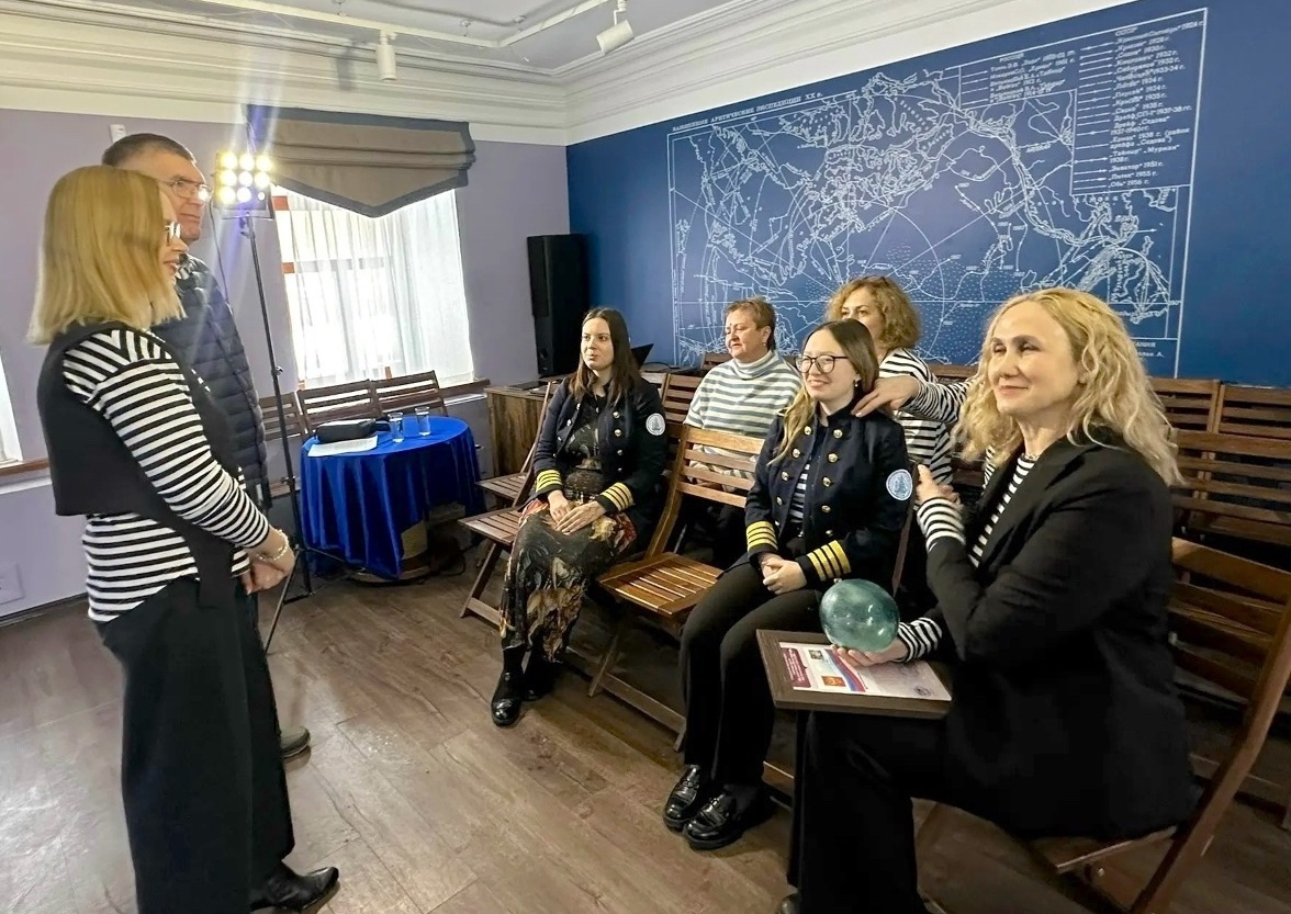 Церемония передачи артефактов – кухтыля, конверта и марки со специальным гашением. Источник: vk.com/rgonao