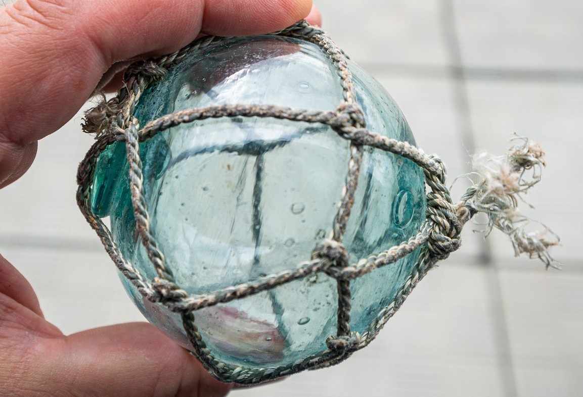 Пример подобного поплавка-кухтыля: таким образом поплавки крепились к сетям. Источник фото: eugene.kaspersky.ru