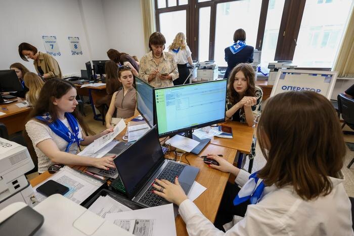 Подать документы в вуз лично можно через приёмную комиссию. Фото © ТАСС / Артём Геодакян